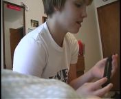 Волосатую манду ласкает чёрным вибратором